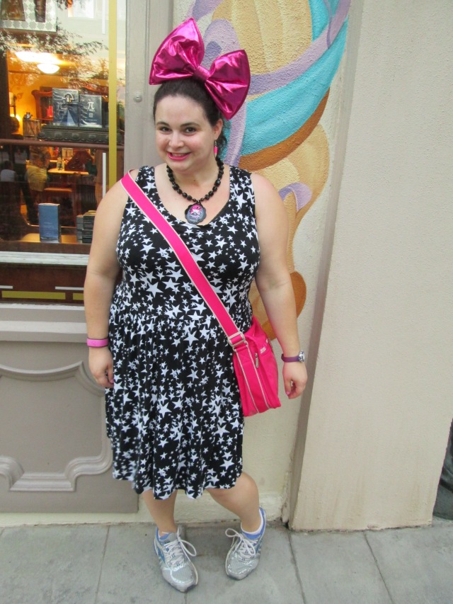 plus size outfit with black star print dress and hot pink giant bow