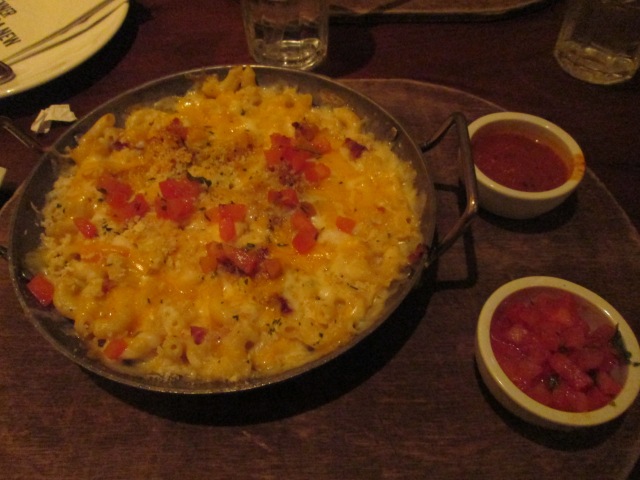 bowl of mac n' cheese with tomatoes and bacon
