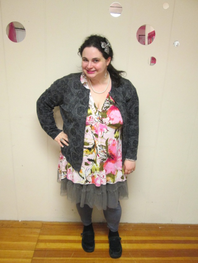 plus size outfit white and pink floral tunic, gray tutu, gray leggings